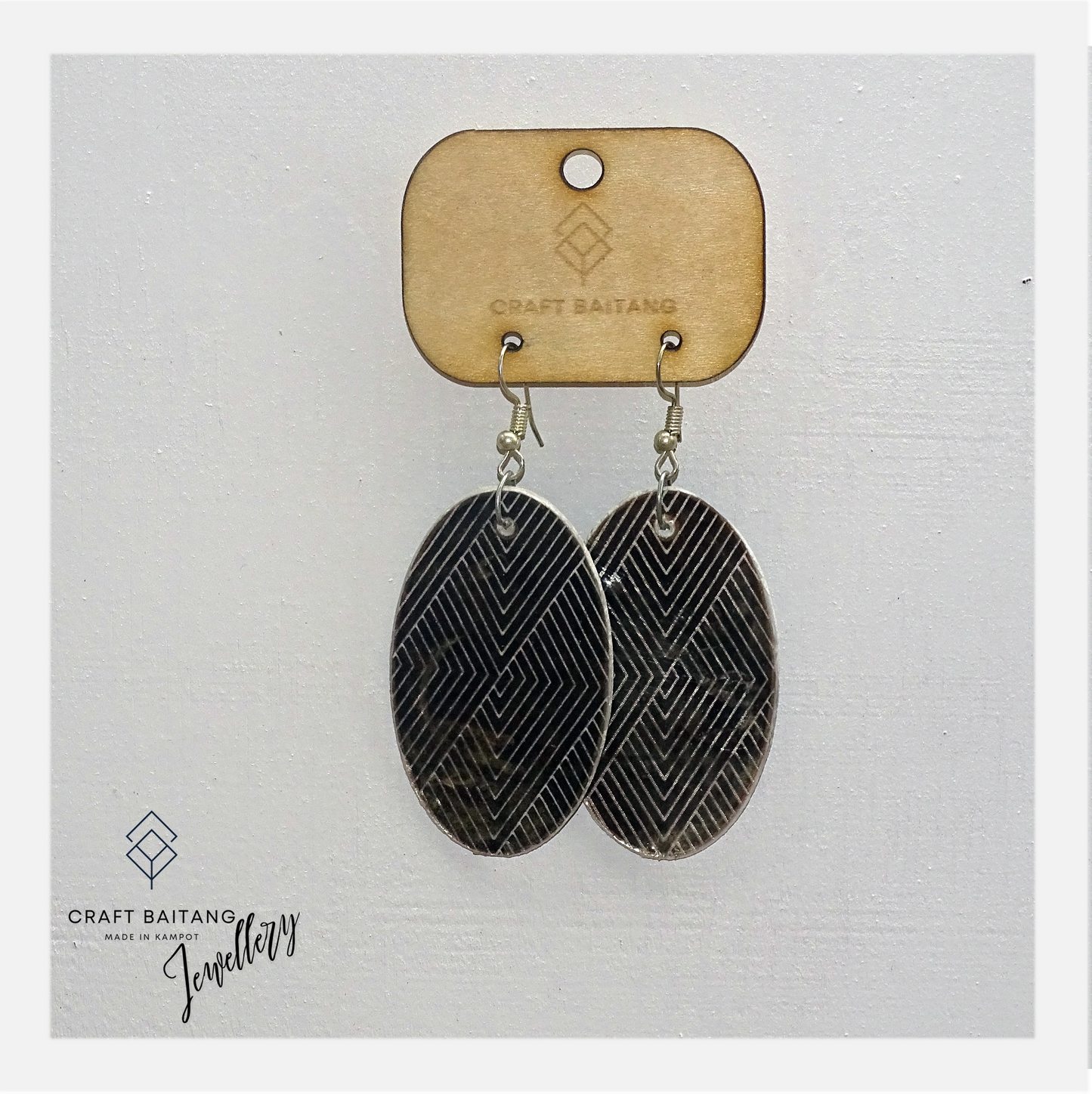 Oval pattern engraved Earrings
