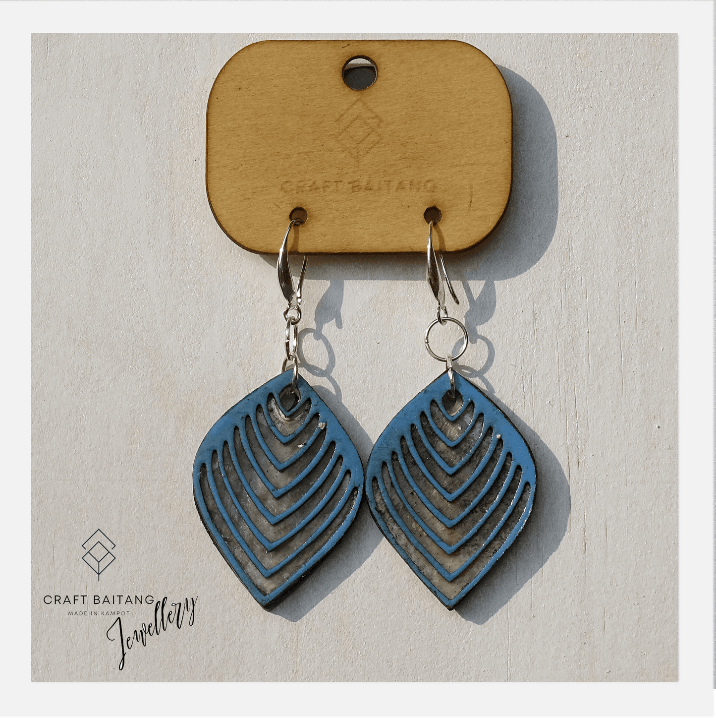 Shell and wood Teardrop earrings